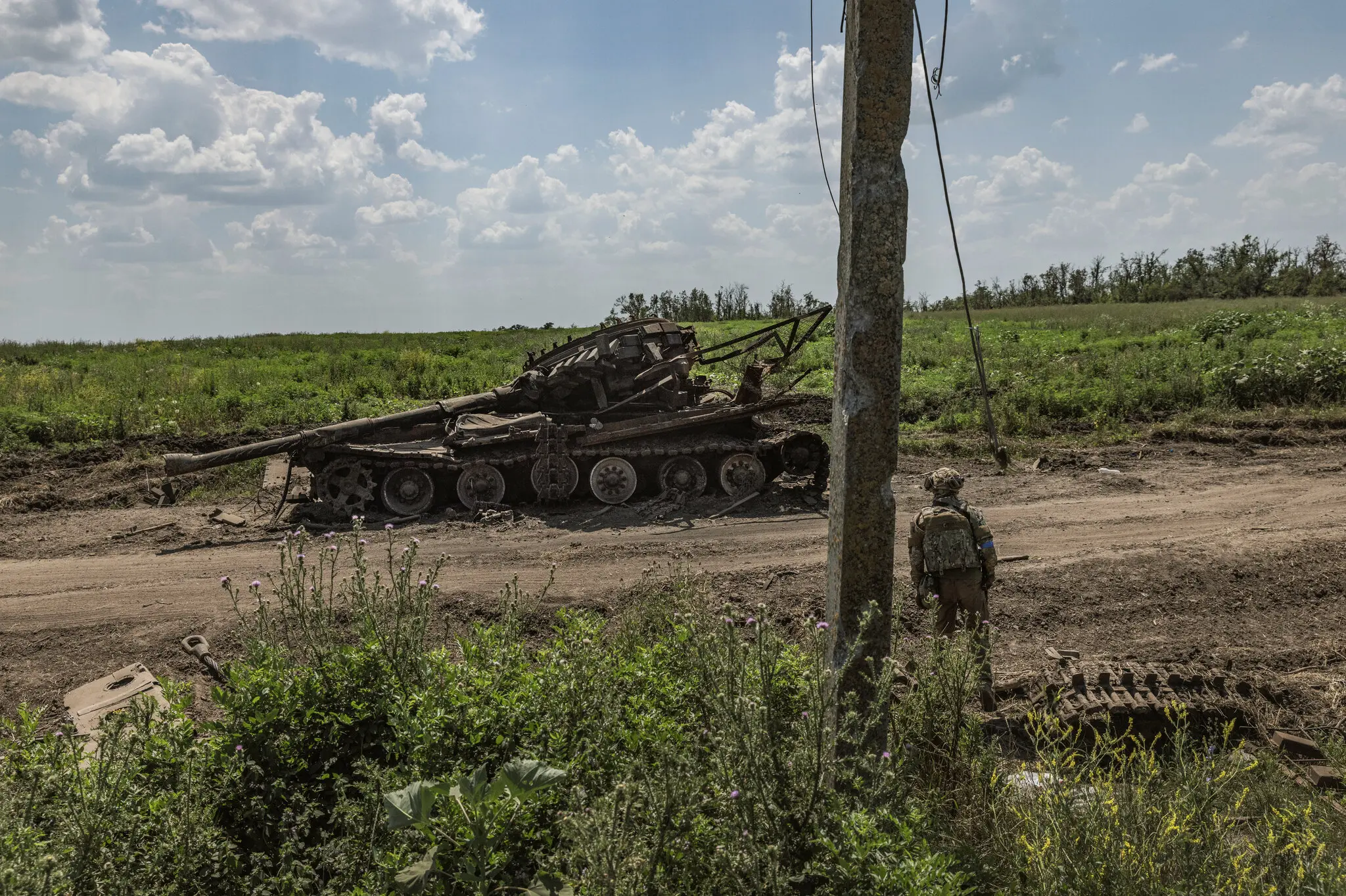 Під Новодарівкою на півдні України підбитий російський танк